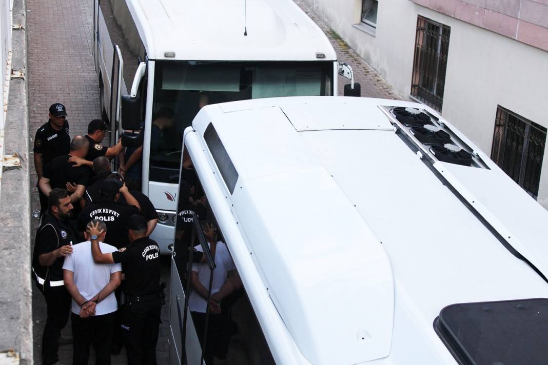 Konya'da 'Şirinler'e eş zamanlı operasyon! 68 mağdur var: TOMA kapılarına dayandı 6